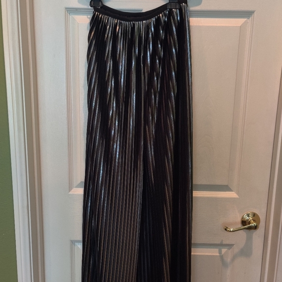 Dresses & Skirts - Zara Black Metallic Skirt